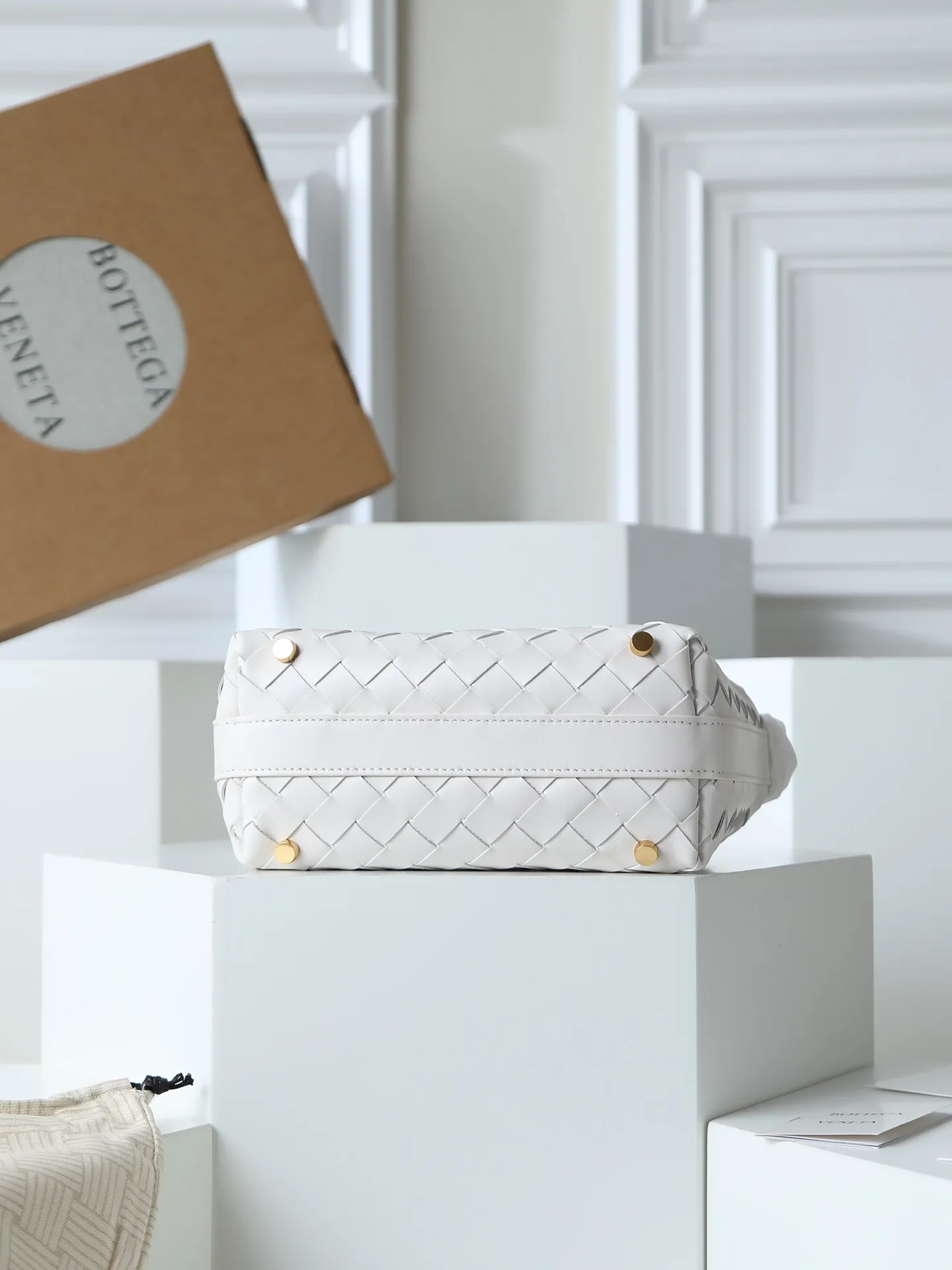 Batch 1620. A lunch bag that is predicted to be popular again this year. The entire bag is made of top-grade naa lambskin. It is very soft and lightweight. It also uses the intrecciato weaving process that the two founders spent several months developing from the beginning of the brand. It is completely hand-woven by Italian craftsmen. It perfectly reflects the craftsmanship of Bottega. The entire bag shape is also a very practical and popular lunch box bag shape. The slightly curved arc of the bag mouth can also better fit our wrists. Style number: 754443 Size: 22*13*9